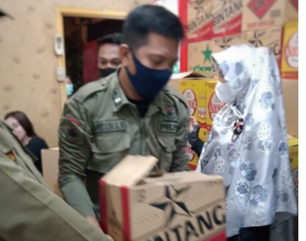 Satpol PP Sita Puluhan Botol Miras di RM Arema